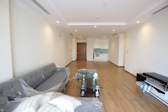Four bedrooms apartment for rent in Vinhome Nguyen Chi Thanh, Dong Da district, Ha Noi